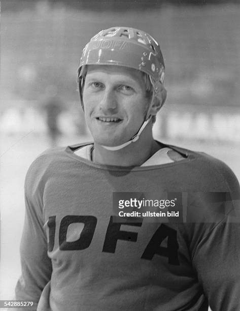 Eishockeyspieler Hans Zach vom Berliner Schlittschuh-Club - Porträt mit Helm, 1974