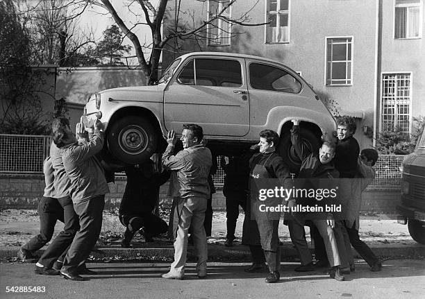 Möbelpacker stemmen einen Fiat- 1969