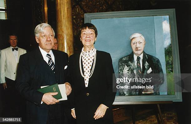 Der SPD-Politiker und ehemalige Bundeskanzler Helmut Schmidt zusammen mit Ehefrau "Loki" vor seinem Porträtgemälde des Malers Klaus Fußmann. .