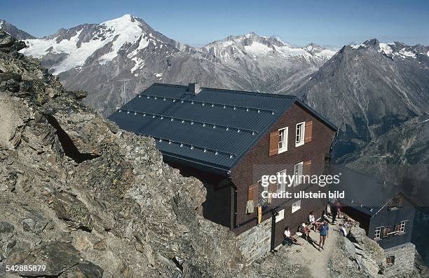 Die auf 3329 Meter Höhe gelegene Mischabelhütte oberhalb von Saas Fee. Die Berghütte ist ein wichtiger Stützpunkt für Bergsteiger, die den Nadelgrat...