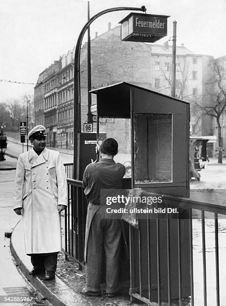 Polizei - Wartehäuschen am Mehringdamm /Ecke Kreuzbergstrasse; daneben einFeuermelder mit Hinweisschild- Januar 1953