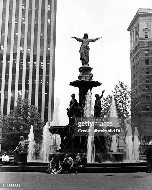 Cincinnati: Taylor-Davidson-Statue amFountain Square. Der Brunnen stammt ausdem Jahr 1871, Erzgiesserei Ferdinand vonMiller - 1970