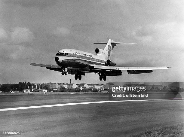Boing 727 landet auf dem Flughafen Tempelhof- 1966