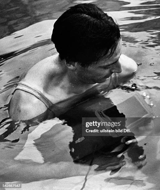 Olympiade 1936 in Berlin- ein Kameramann des Olympiafilm-Teams beiUnterwasser-Aufnahmen in einem Schwimmbecken- Juli 1936