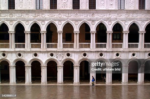 Arkaden und Säulengang im byzantinischen Stil an der Seitenfront des Palazzo Ducale.