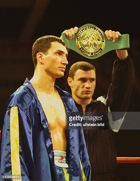 Waldimir Klitschko will seinen Titel im Schwergewicht verteidigen. Im Hintergrund sein Bruder Vitali mit dem Meistergürtel.