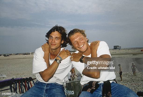 Die deutschen Schauspieler Ralf Bauer und Hardy Krüger jr. Spielen die Hauptrollen in der ARD-Serie "Gegen den Wind". Die beiden sitzen am Strand,...