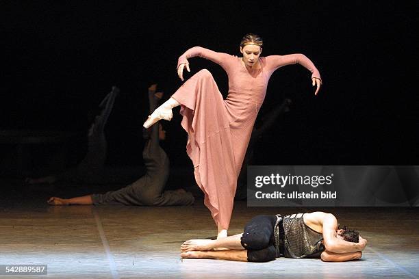 Die Tänzerin Heather Jurgensen in einer Szene des Balletts "Artus-Sage"von John Neumeier an der Hamburger Staatsoper. .