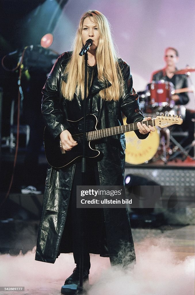 Juliane Werding Pappaufsteller – Lebensgroß, Black-Outfit, Perfekt Für Fans Und Dekoration