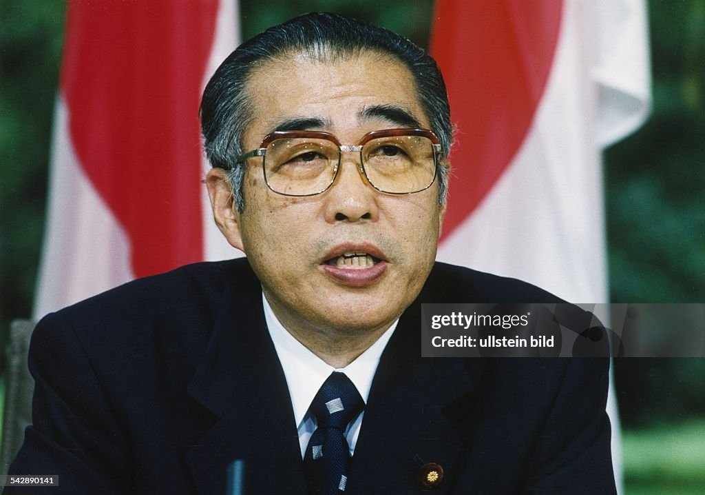 Keizo Obuchi, Ministerpräsident von Japan, vor den japanischen... News ...