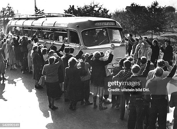 Neuer Transport mit Russlandheimkehrern trifft im Lager Friedland ein- 1955