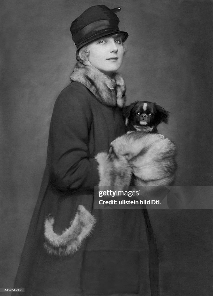 Germany, Mrs, Riemer with her prizewinning Pekingese dog, date unknown, around 1917