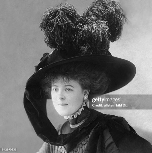 Young woman wearing hat with ostrich feathers, date unknown, probably 1908, published in Nr. 32/1908