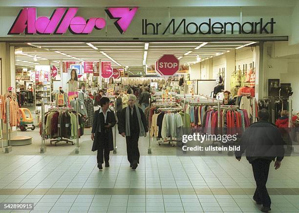 Adler Modemarkt in Sankt Augustin, eine Filiale der Adler Bekleidungswerk AG & Co. KG, mit verschiedenster Oberbekleidung. Bekleidungsgeschäft. .