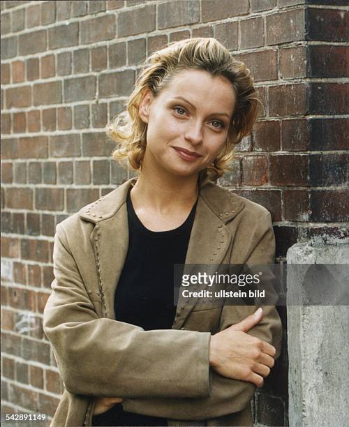 Die deutsche Schauspielerin Catherine Flemming. Sie hat die Arme vor der Brust verschränkt. Aufgenommen August 1996.