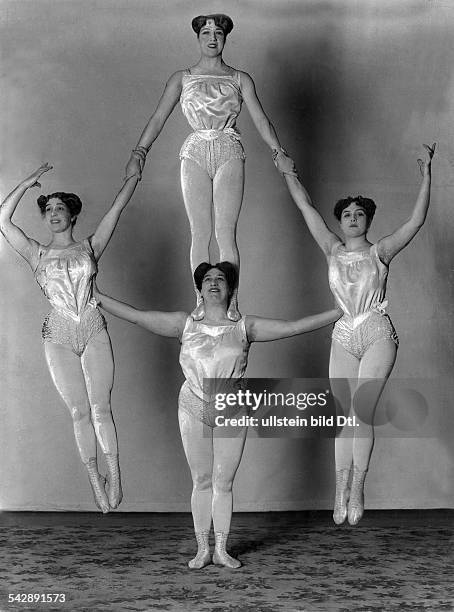 Vaudeville artists: female acrobats of the Athletas group performing a human pyramid, date unknown, probably around 1907