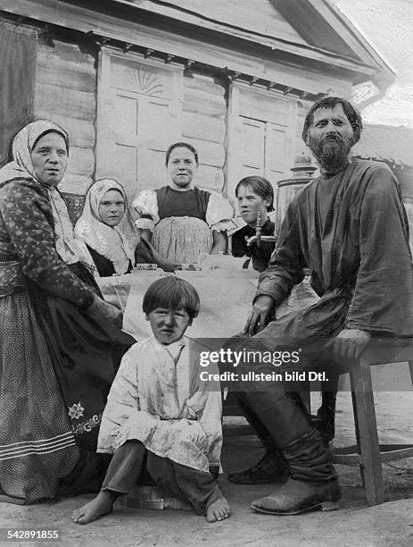 Russia, Moscow, Russian familiy gathering around the samovar, date unknown, probably around 1900