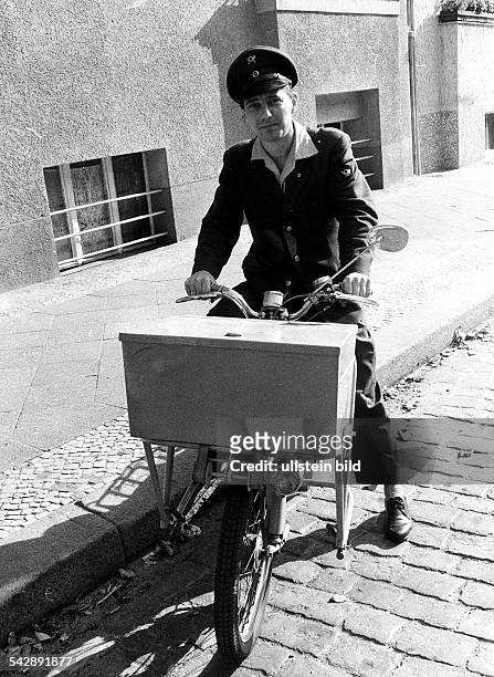 Briefzusteller mit Fahrrad mitHilfsmotor- Oktober 1961