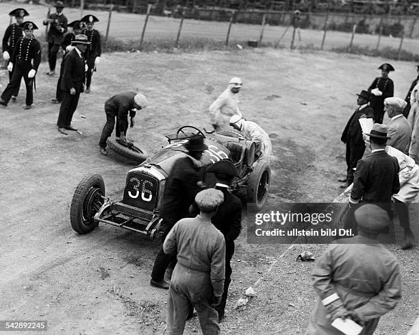 Italien, Targa Florio :- Reifenwechsel am Rennwagen von FranzCaronna auf der Strecke- 1928