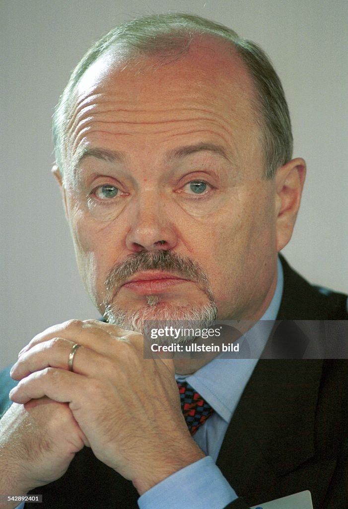 Richard Rudolf Klein Dr. Richard Klein, Vorstand Konzernentwicklung der RWE Nachrichtenfoto ...