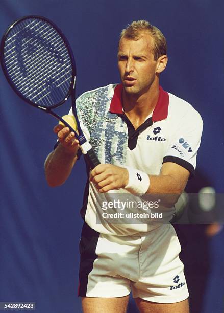 Der österreichische Tennisspieler Thomas Muster beim Aufschlag. Der Linkshänder trägt am Handgelenk ein Schweißband. Aufgenommen 1995.