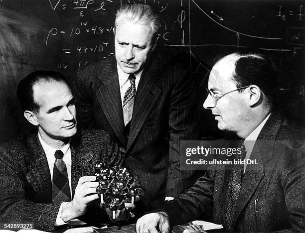 Nobelpreis für Physik an drei US-Amerikaner für ihreUntersuchungen von Halbleitern und die Entdeckung des Transistor - Effekts: V.l. William B....