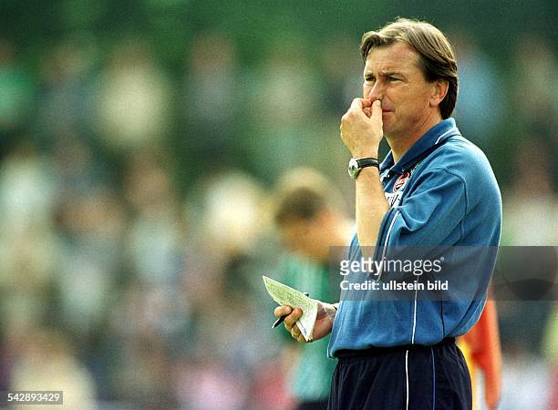 Ewald Lienen, Trainer des Fußball-Bundesligisten 1. FC. Köln, steht am Spielfeldrand. In der rechten Hand hält er einen Notizzettel und einen Stift,...