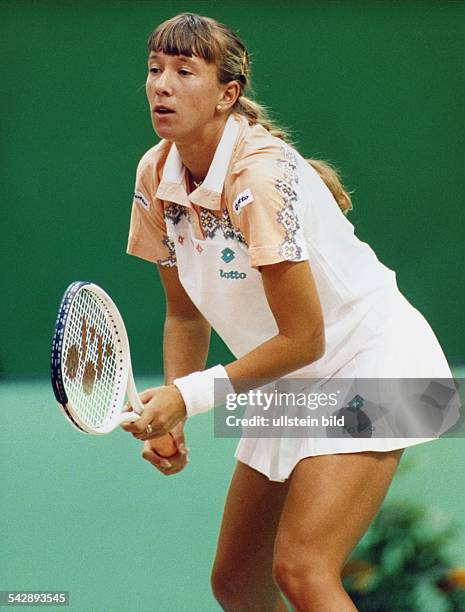 Die Tennisspielerin Natalia Zwerewa spielt 1993 beim Damen-Grand-Prix in Leipzig. Sie hält den Tennisschläger in der Hand. Aufgenommen September 1993.