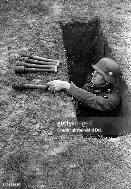 Infanterieschule in Doeberitz: Rekrut im Schuetzengraben uebt den Umgang mit Handgranaten1938