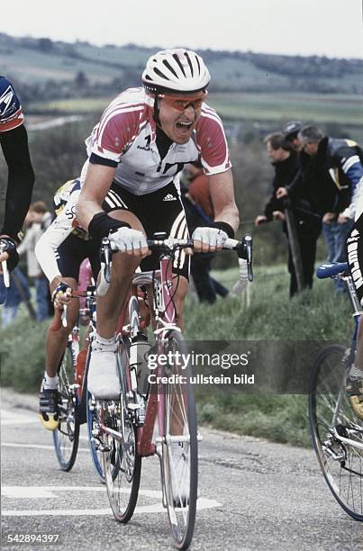 Telekom Rad-Profi Rolf Aldag beim Anstieg einer Bergstraße. Aufgenommen um 1999.