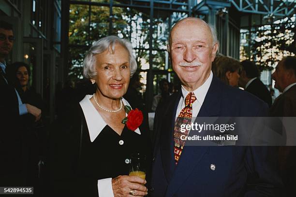 Der Schauspieler Manfred Steffen mit seiner Frau Sigrid "Siggy", geb. Peters, auf einer Veranstaltung. Sie hält ein Glas Orangensaft in der Hand,...