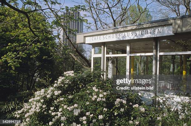 Hamburg: die Fensterfront des Restaurants ''Café Schöne Aussichten'' im Wallringpark . Das Gebäude ist umgeben von Bäumen und bühenden...