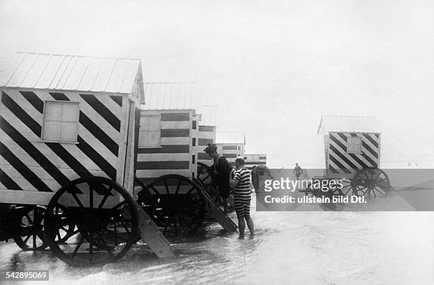 Belgium, Flanders, Ostende: bathing machines at the beach, couple getting into the machine after the swim date, unknown, probably around 1904