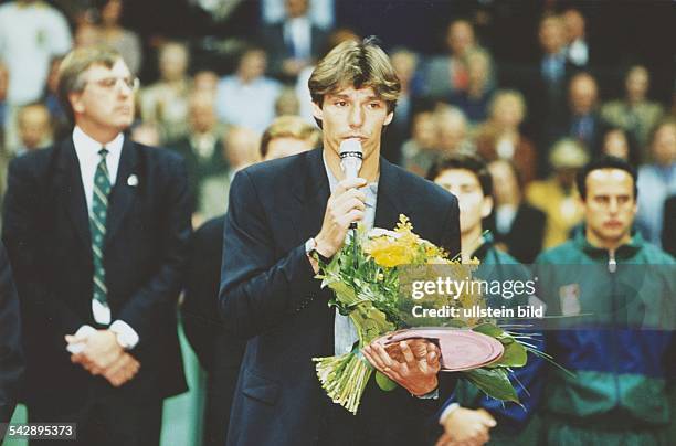 Während des Daviscup-Relegationsspiels Deutschland gegen Mexiko in Essen wird der Tennisspieler Michael Stich durch den Deutschen Tennis Bund...