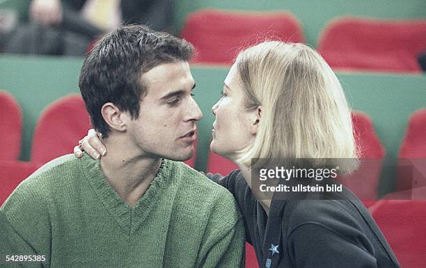 Fußballspieler Mehmet Scholl und Jessica Stockmann, die Ehefrau des Tennisprofis Michael Stich, sind Zuschauer beim Tennisturnier Grand Slam Cup und...
