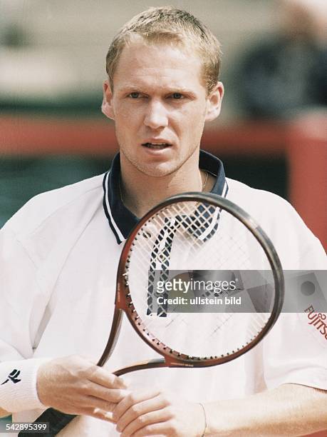 Der Tennisspieler Rainer Schüttler spielt für den Verein TC Bad Homburg. In der Hand hält er seinen Tennisschläger. .
