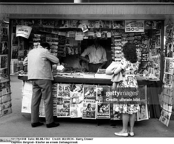 Käufer an einem Zeitungskiosk- 1961