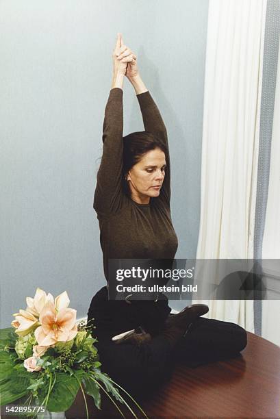 Yoga übungen Photos and Premium High Res Pictures - Getty Images