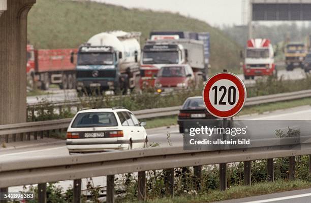 Straßenschild zur Begrenzung der Geschwindigkeit auf 120 km/h von PKWs auf Autobahnen. Im Hintergrund Verkehr auf der Bundesautobahn A 2...