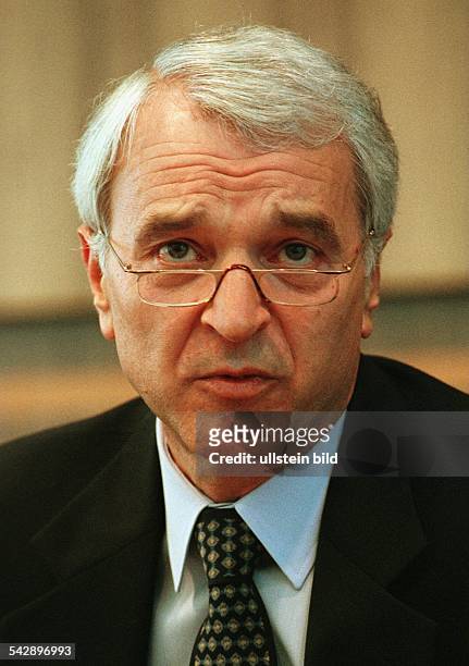 Bujar Bukoshi, Ministerpräsident der Republik Kosovo. Er trägt eine Lesebrille. .