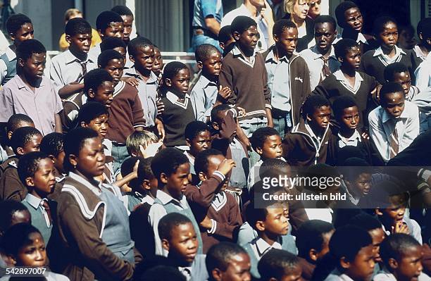 Südafrika: Kinder einer schwarzen Schulklasse in braunen Schuluniformen. Undatiertes Foto.