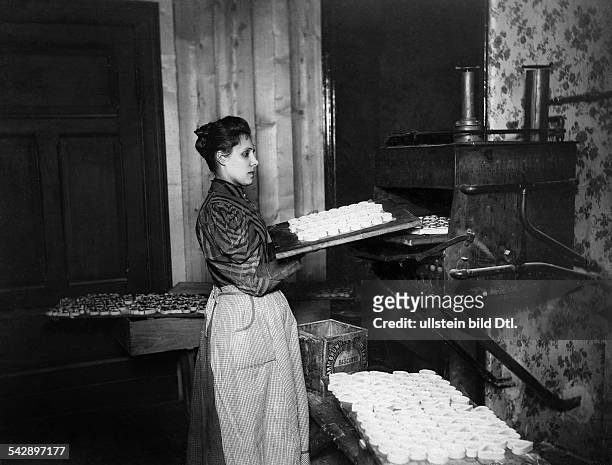 Marzipan production in Germany: employee putting the marzipan into the oven, undated, around 1905, published in Praktische Berlinerin 36/1905
