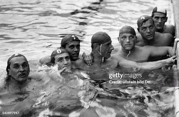Olympische Spiele 1936 in Berlin- Wasserball: die deutsche Mannschaft nach dem Gewinn der Silbermedaille im Wasser- August 1936