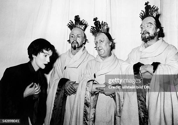 Figurenkonstellation Der Gute Mensch Von Sezuan Der Gute Mensch Von Sezuan Stock-Fotos und Bilder - Getty Images
