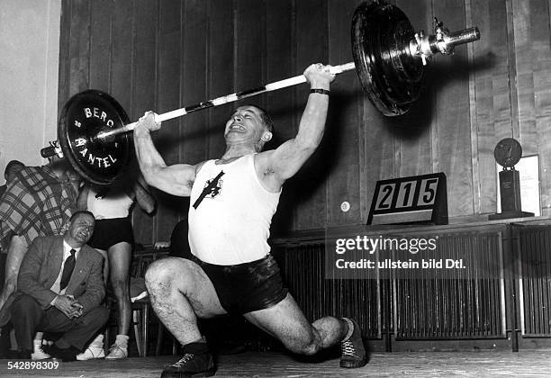 Wird deutscher Mannschaftsmeister im Gewichtheben; im Bild der Gewichtheber Mast beim Stemmen des Gewichts- 1954