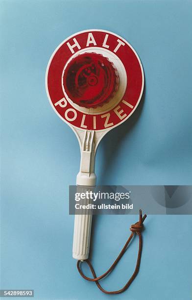 Polizeikelle mit Aufschrift Halt, Polizei. Kelle; Polizei; News Photo  - Getty Images