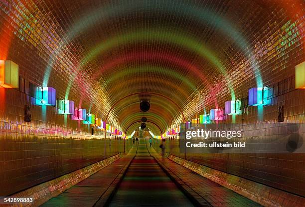 Lichtinstallation des Berliner Künstlers Hans J. Wiegner in einer Röhre des alten Elbtunnel. Vom Eingang her soll die Wirkung des Abtauchens...