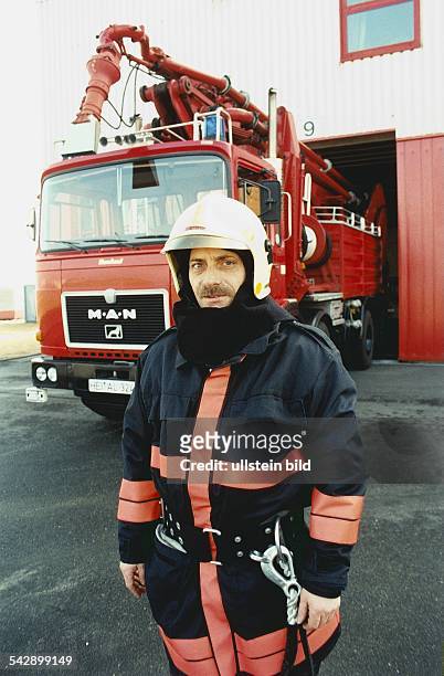 Der Feuerwehrmann Uwe Steinbusch steht vor einer Feuerwehr auf dem Gelände der Bayernwerk AG in Brunsbüttel. Gekleidet ist er mit einem Helm, einem...
