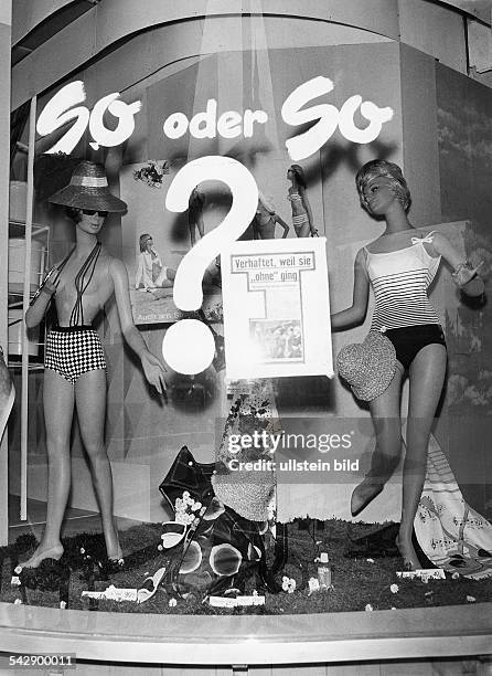 'Oben Ohne' - Mode in der öffentlichen Diskussion:Schaufenster eines Berliner Kaufhauses in dem Strandmode an Puppen traditionell und 'Busenfrei'...