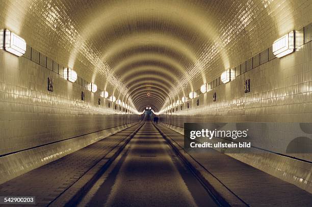 Hamburg: das Gewölbe des Alten Elbtunnels.